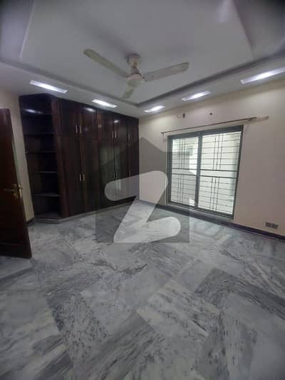 ڈی ایچ اے فیز 8 ڈیفنس (ڈی ایچ اے),لاہور میں 4 کمروں کا 10 مرلہ مکان 1.5 لاکھ میں کرایہ پر دستیاب ہے۔