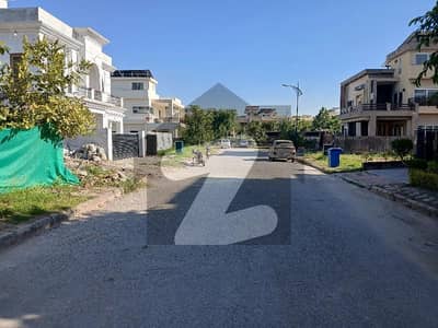 1 kanal plot available for sale in bahria Enclave sector B