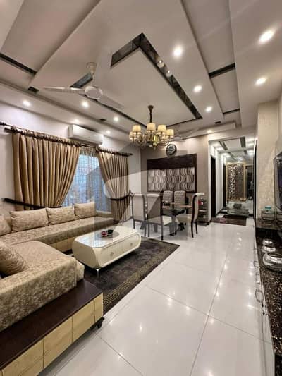 ڈی ایچ اے فیز 5 - بلاک ڈی فیز 5,ڈیفنس (ڈی ایچ اے),لاہور میں 4 کمروں کا 10 مرلہ مکان 7.0 کروڑ میں برائے فروخت۔