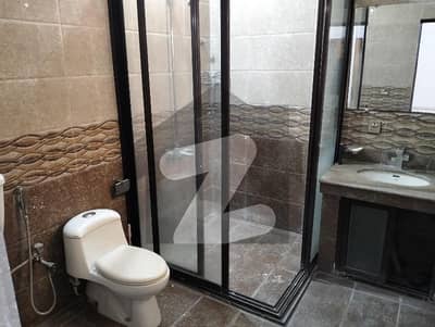 فیصل ٹاؤن لاہور میں 5 کمروں کا 10 مرلہ مکان 1.6 لاکھ میں کرایہ پر دستیاب ہے۔