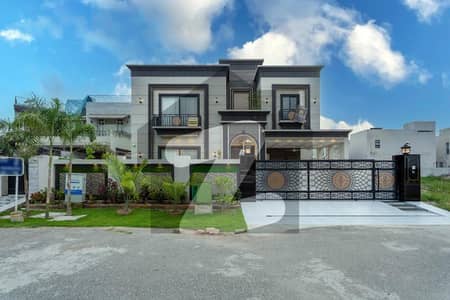 1-Kanal Contemporary Bungalow 5 Bedrooms, Elegant Double-Height Lobby