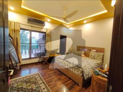 ڈی ایچ اے فیز 5 - بلاک ایل فیز 5,ڈیفنس (ڈی ایچ اے),لاہور میں 4 کمروں کا 10 مرلہ مکان 5.3 کروڑ میں برائے فروخت۔