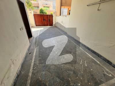 جوہر ٹاؤن فیز 1 جوہر ٹاؤن,لاہور میں 4 کمروں کا 10 مرلہ مکان 1.7 لاکھ میں کرایہ پر دستیاب ہے۔