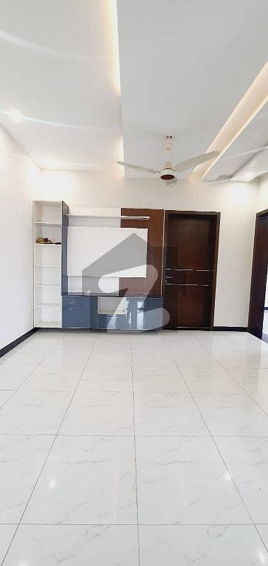 ڈی ایچ اے فیز 7 ڈیفنس (ڈی ایچ اے),لاہور میں 4 کمروں کا 10 مرلہ مکان 5.05 کروڑ میں برائے فروخت۔