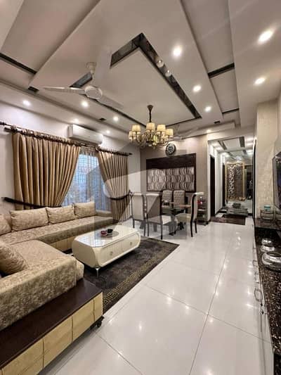 ڈی ایچ اے فیز 5 - بلاک ڈی فیز 5,ڈیفنس (ڈی ایچ اے),لاہور میں 4 کمروں کا 12 مرلہ مکان 7.0 کروڑ میں برائے فروخت۔