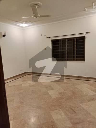 ای ۔ 11 اسلام آباد میں 1 کنال Studio بالائی پورشن 1.5 لاکھ میں کرایہ پر دستیاب ہے۔