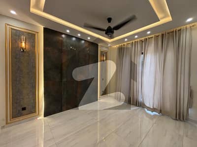 ڈی ایچ اے 11 رہبر سیکٹر 1 ڈی ایچ اے 11 رہبر,لاہور میں 5 کمروں کا 10 مرلہ مکان 5.75 کروڑ میں برائے فروخت۔