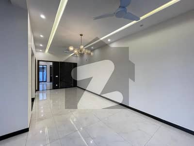 لیک سٹی رائیونڈ روڈ,لاہور میں 6 کمروں کا 10 مرلہ مکان 5.6 کروڑ میں برائے فروخت۔