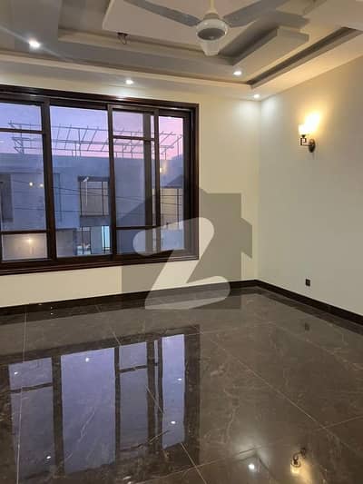 ڈی ایچ اے فیز 8 ڈی ایچ اے ڈیفینس,کراچی میں 1 کنال Studio بالائی پورشن 3.5 لاکھ میں کرایہ پر دستیاب ہے۔