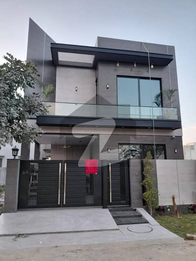 ڈی ایچ اے 9 ٹاؤن ۔ بلاک بی ڈی ایچ اے 9 ٹاؤن,ڈیفنس (ڈی ایچ اے),لاہور میں 3 کمروں کا 5 مرلہ مکان 3.25 کروڑ میں برائے فروخت۔