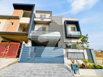 فیصل ٹاؤن - ایف ۔ 18 اسلام آباد میں 6 کمروں کا 8 مرلہ مکان 3.8 کروڑ میں برائے فروخت۔