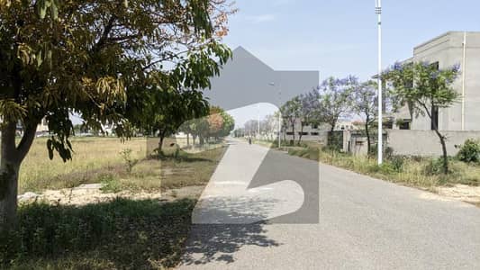 ڈی ایچ اے فیز 7 - بلاک وی فیز 7,ڈیفنس (ڈی ایچ اے),لاہور میں 1 کنال رہائشی پلاٹ 3.77 کروڑ میں برائے فروخت۔