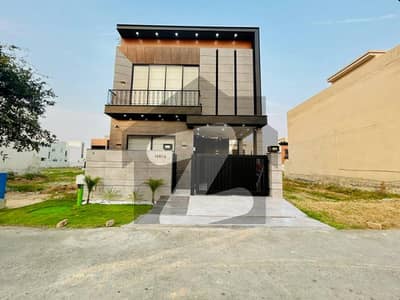 ڈی ایچ اے 9 ٹاؤن ڈیفنس (ڈی ایچ اے),لاہور میں 3 کمروں کا 5 مرلہ مکان 2.7 کروڑ میں برائے فروخت۔