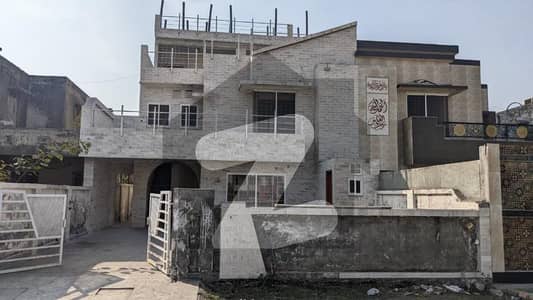 10 Marla House Available For Rent In Eden Gardens Near Ferozpur Road And Ring Road.