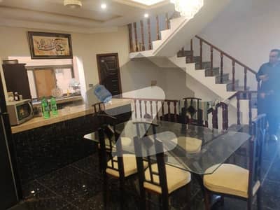 جوہر ٹاؤن لاہور میں 3 کمروں کا 1 کنال بالائی پورشن 2.05 لاکھ میں کرایہ پر دستیاب ہے۔