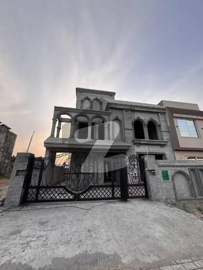 بحریہ آرچرڈ فیز 1 ۔ ناردن بحریہ آرچرڈ فیز 1,بحریہ آرچرڈ,لاہور میں 5 کمروں کا 10 مرلہ مکان 2.6 کروڑ میں برائے فروخت۔