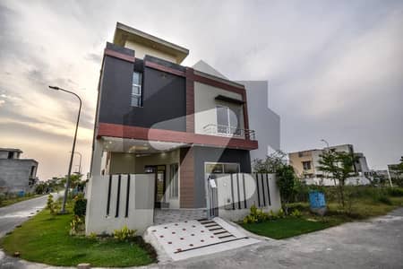 ڈی ایچ اے 9 ٹاؤن ڈیفنس (ڈی ایچ اے),لاہور میں 3 کمروں کا 5 مرلہ مکان 2.1 کروڑ میں برائے فروخت۔