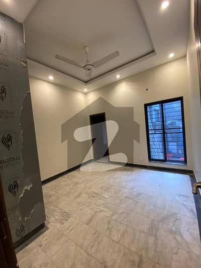 علی ٹاؤن لاہور میں 2 کمروں کا 5 مرلہ زیریں پورشن 45.0 ہزار میں کرایہ پر دستیاب ہے۔