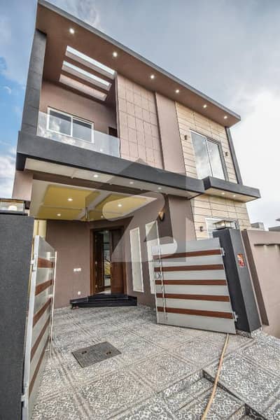 ڈی ایچ اے 9 ٹاؤن ڈیفنس (ڈی ایچ اے),لاہور میں 3 کمروں کا 5 مرلہ مکان 2.2 کروڑ میں برائے فروخت۔