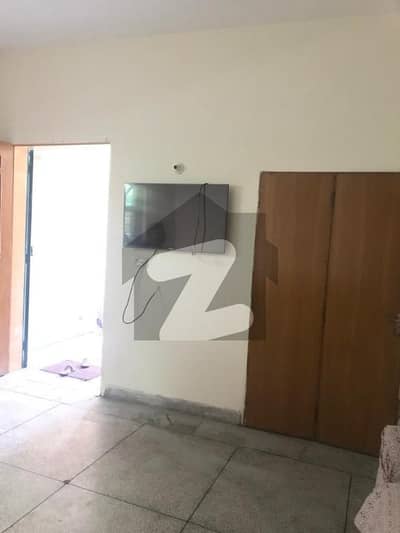 پی اے ایف آفیسرز کالونی کینٹ,لاہور میں 1 کمرے کا 6 مرلہ زیریں پورشن 43.0 ہزار میں کرایہ پر دستیاب ہے۔