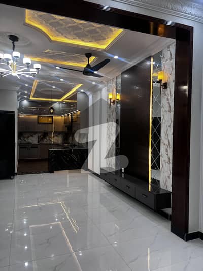 کینال گارڈن لاہور میں 5 کمروں کا 5 مرلہ مکان 2.35 کروڑ میں برائے فروخت۔