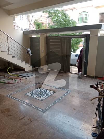 گلستانِِ جوہر ۔ بلاک 15 گلستانِ جوہر,کراچی میں 9 کمروں کا 10 مرلہ مکان 9.5 کروڑ میں برائے فروخت۔