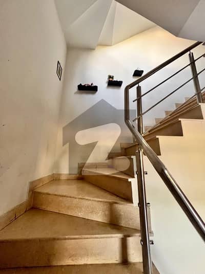 ڈی ایچ اے ڈیفینس فیز 2 ڈی ایچ اے ڈیفینس,اسلام آباد میں 5 کمروں کا 10 مرلہ مکان 6.5 کروڑ میں برائے فروخت۔