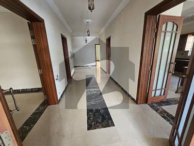 ایف ۔ 10 اسلام آباد میں 3 کمروں کا 1 کنال مکان 3.25 لاکھ میں کرایہ پر دستیاب ہے۔