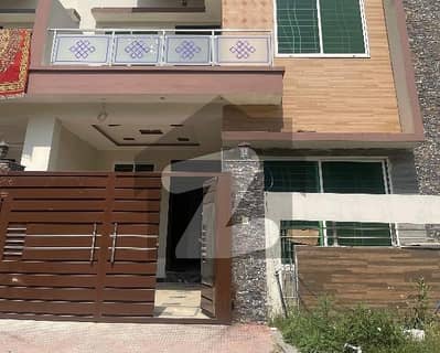 ایم پی سی ایچ ایس ۔ بلاک ایف ایم پی سی ایچ ایس ۔ ملٹی گارڈنز,بی ۔ 17,اسلام آباد میں 4 کمروں کا 5 مرلہ مکان 80.0 ہزار میں کرایہ پر دستیاب ہے۔