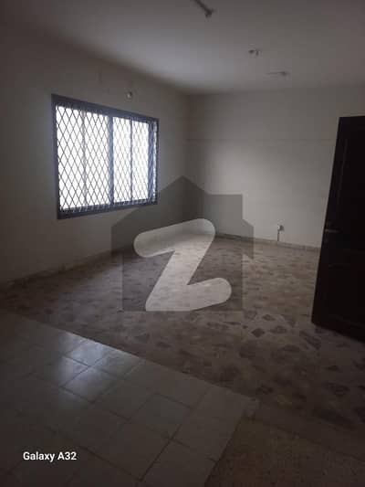 In Gulshan-e-Iqbal - Block 7 Building For rent Sized 1000 Square Yards