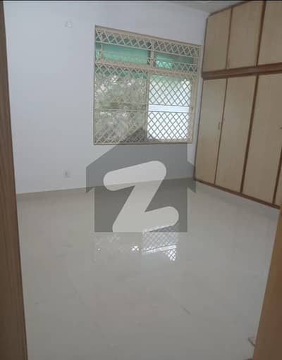 آئی ۔ 8/1 آئی ۔ 8,اسلام آباد میں 3 کمروں کا 6 مرلہ فلیٹ 2.7 کروڑ میں برائے فروخت۔