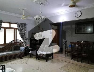 Investors Should sale This House Located Ideally In Gulshan-e-Iqbal Town