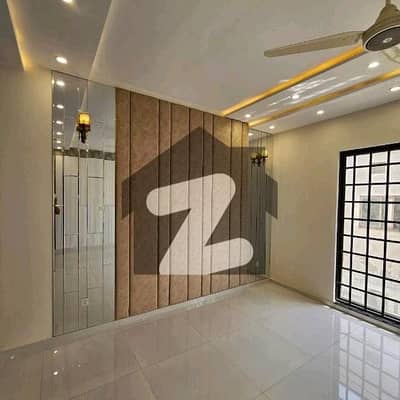 بحریہ ٹاؤن سیکٹر ای بحریہ ٹاؤن,لاہور میں 5 کمروں کا 10 مرلہ مکان 2.8 کروڑ میں برائے فروخت۔