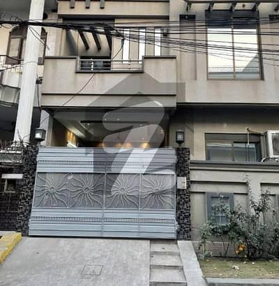 جوہر ٹاؤن فیز 2 جوہر ٹاؤن,لاہور میں 5 کمروں کا 5 مرلہ مکان 2.8 کروڑ میں برائے فروخت۔