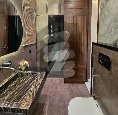 بحریہ ٹاؤن سیکٹر سی بحریہ ٹاؤن,لاہور میں 5 کمروں کا 10 مرلہ مکان 2.85 کروڑ میں برائے فروخت۔