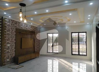 In Bahria Town Phase 8 - Usman Block 7 Marla Lower Portion For rent