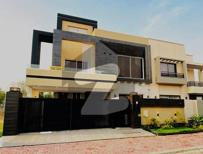 بحریہ ٹاؤن لاہور میں 5 کمروں کا 10 مرلہ مکان 4.25 کروڑ میں برائے فروخت۔