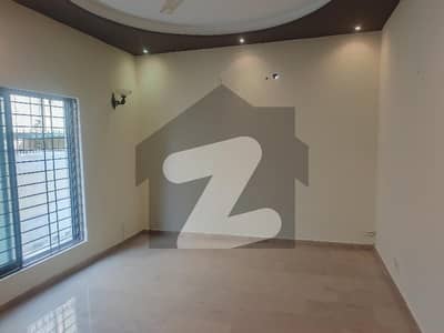 ڈی ایچ اے فیز 4 ڈیفنس (ڈی ایچ اے),لاہور میں 4 کمروں کا 10 مرلہ مکان 1.8 لاکھ میں کرایہ پر دستیاب ہے۔