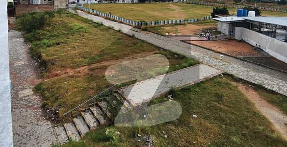 Main Park Road 15000sqft Building for Rent with Parking Lawn