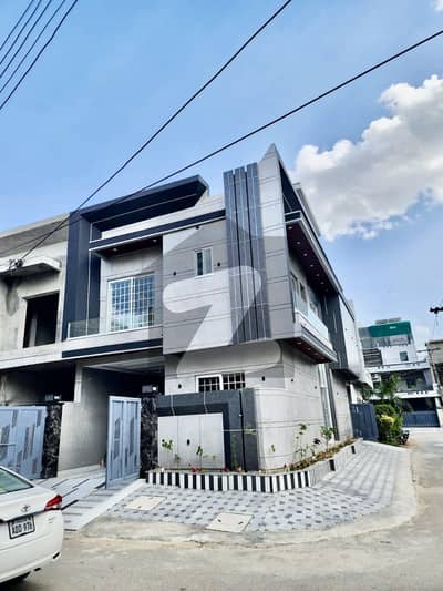 جوہر ٹاؤن فیز 2 جوہر ٹاؤن,لاہور میں 5 کمروں کا 5 مرلہ مکان 3.9 کروڑ میں برائے فروخت۔