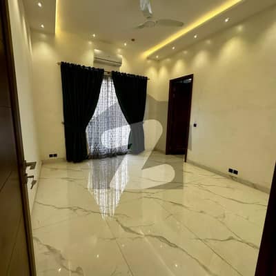 ڈی ایچ اے فیز 5 - بلاک کے فیز 5,ڈیفنس (ڈی ایچ اے),لاہور میں 4 کمروں کا 10 مرلہ مکان 2.6 لاکھ میں کرایہ پر دستیاب ہے۔