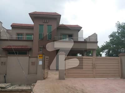 عسکری 11 ۔ سیکٹر بی عسکری 11,عسکری,لاہور میں 4 کمروں کا 12 مرلہ مکان 1.6 لاکھ میں کرایہ پر دستیاب ہے۔