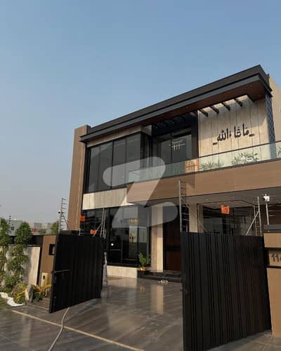 Near Mcdonald's 1 Kanal Most Beautiful Luxury Bungalow For Sale