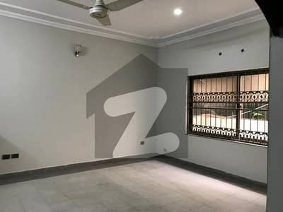 1 KANAL MODERN HOUSE WITH BASEMENT AVAILABLE FOR RENT