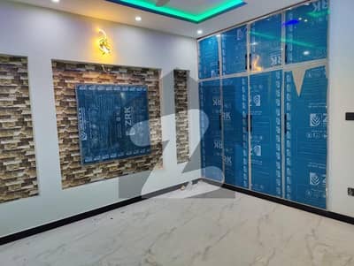 بحریہ ٹاؤن فیز 8 بحریہ ٹاؤن راولپنڈی,راولپنڈی میں 5 کمروں کا 10 مرلہ مکان 3.0 کروڑ میں برائے فروخت۔