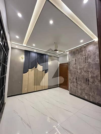 طارق گارڈنز لاہور میں 5 کمروں کا 10 مرلہ مکان 1.6 لاکھ میں کرایہ پر دستیاب ہے۔