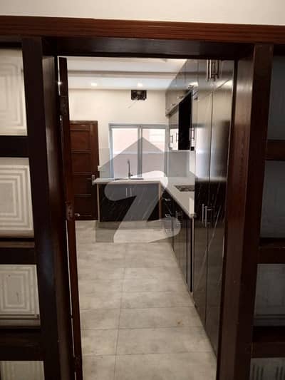 بحریہ ٹاؤن فیز 8 بحریہ ٹاؤن راولپنڈی,راولپنڈی میں 5 کمروں کا 10 مرلہ مکان 3.25 کروڑ میں برائے فروخت۔