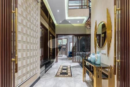 ڈی ایچ اے فیز 8 ڈیفنس (ڈی ایچ اے),لاہور میں 4 کمروں کا 10 مرلہ مکان 3.85 کروڑ میں برائے فروخت۔