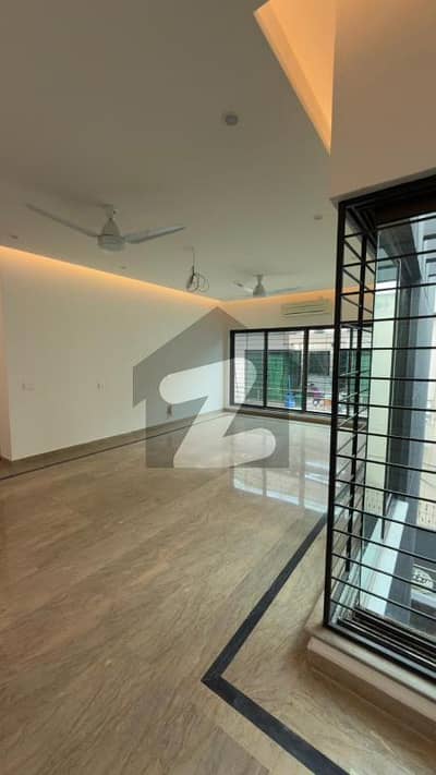 ڈی ایچ اے فیز 4 - بلاک ڈبل ای فیز 4,ڈیفنس (ڈی ایچ اے),لاہور میں 7 کمروں کا 1 کنال مکان 9.5 کروڑ میں برائے فروخت۔