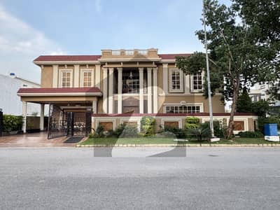 Experience luxury living in this stunning 1 Kanal house